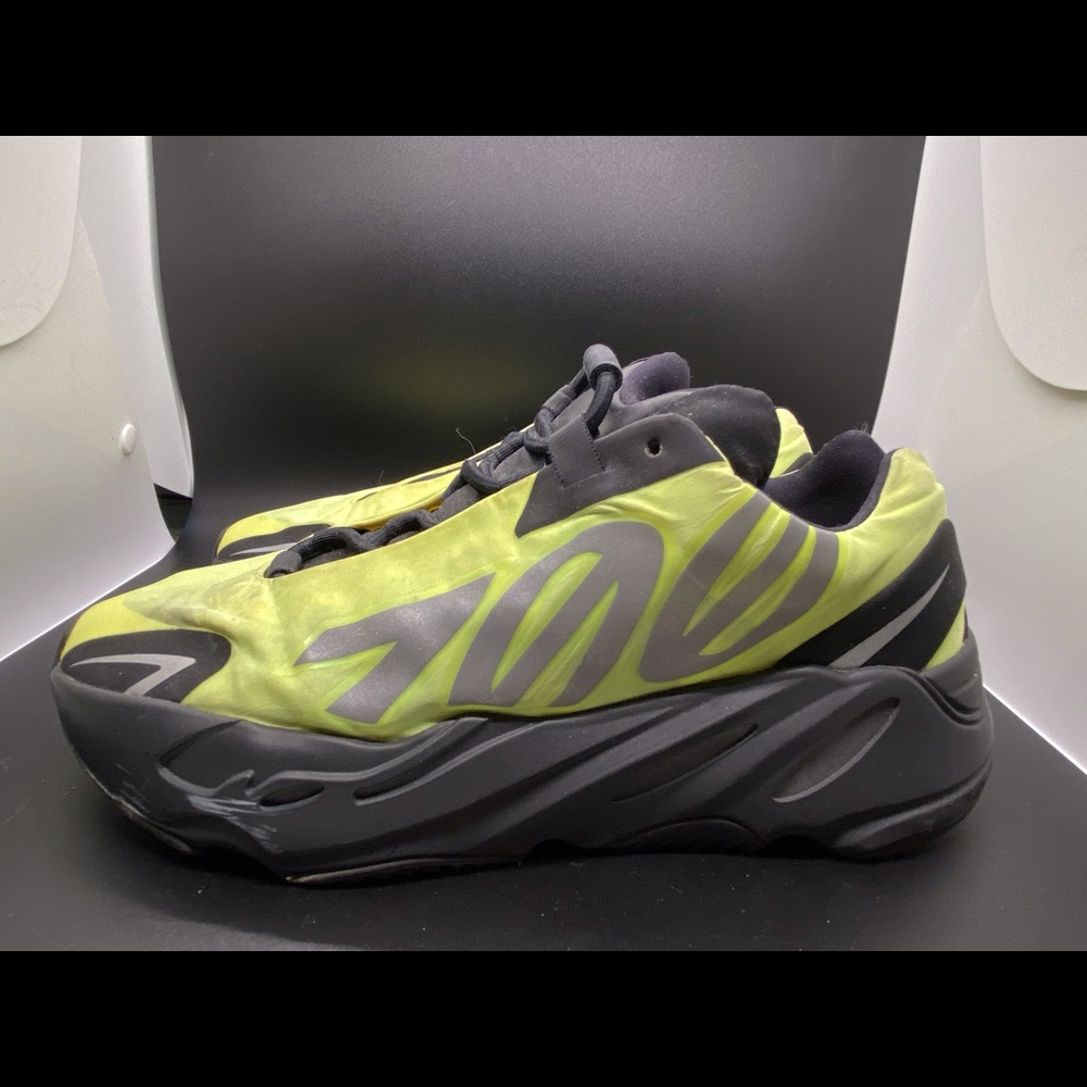 Yeezy Boost 700 MNVN